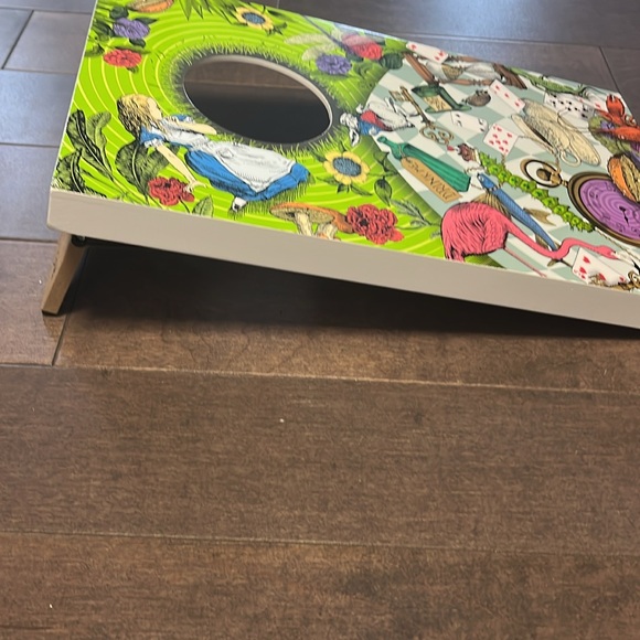 Down the rabbit Hole - Alice in Wonderland throwing game - Picture 3 of 11